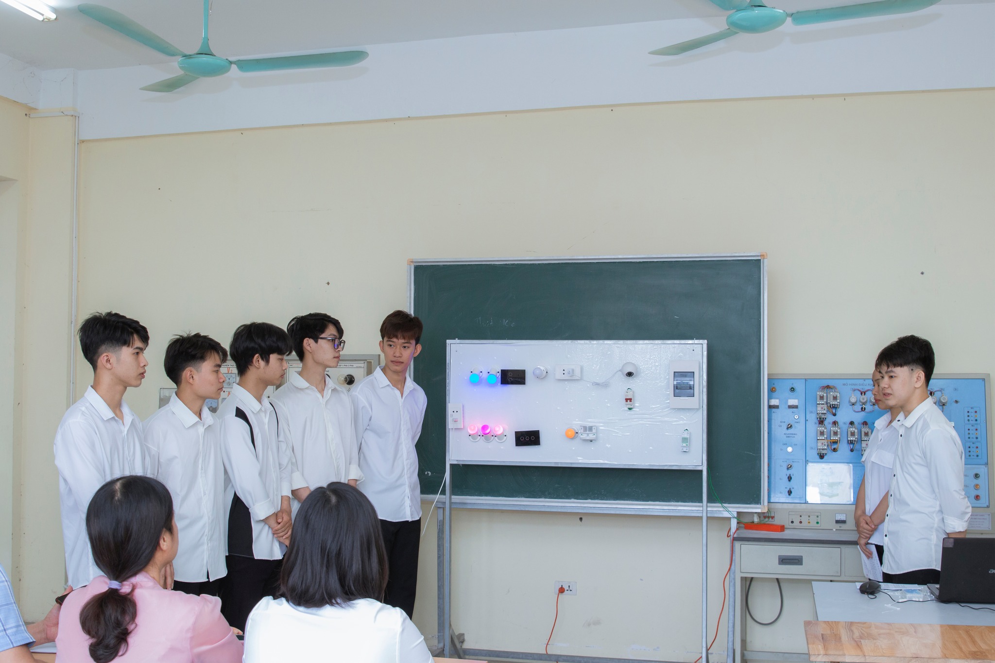 SINH VIÊN 22CD KHOA ĐIỆN – ĐIỆN TỬ BẢO VỆ ĐỒ ÁN TỐT NGHIỆP