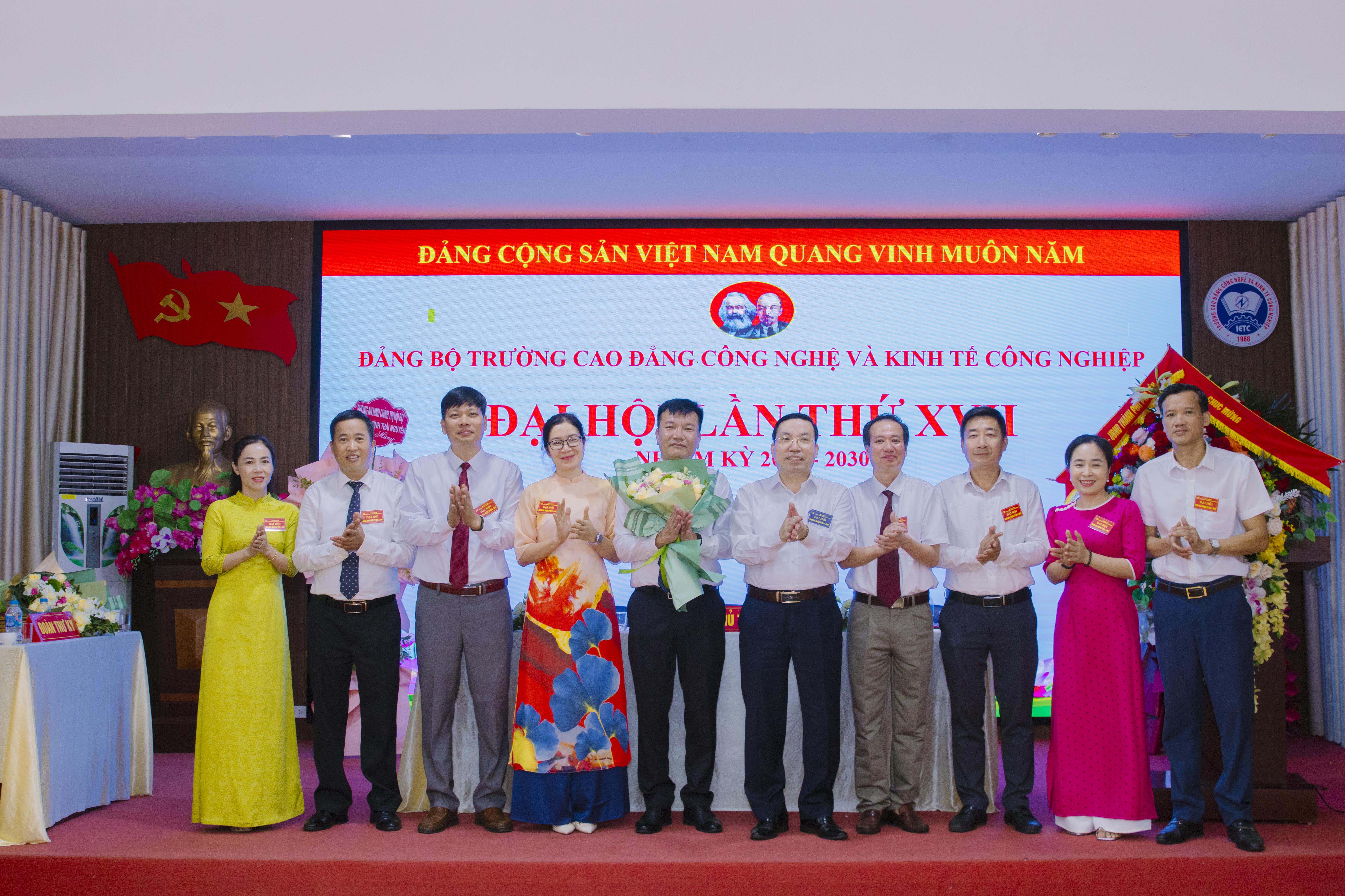 Đại hội Đảng bộ Trường Cao đẳng Công nghệ và Kinh tế công nghiệp lần thứ XVII, nhiệm kỳ 2025–2030 thành công tốt đẹp
