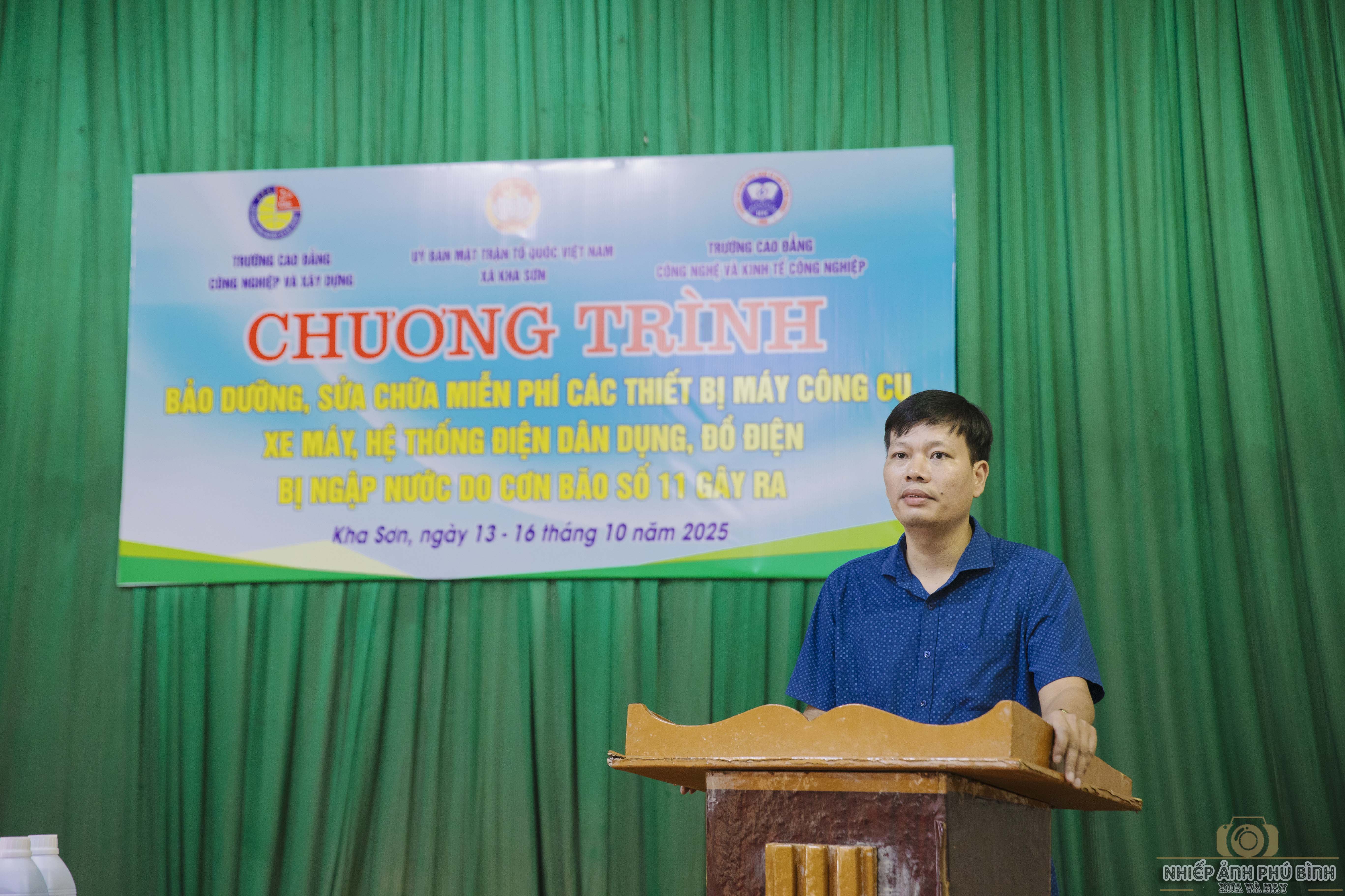 NHÀ TRƯỜNG CỬ ĐỘI HỖ TRỢ BÀ CON SỬA HỆ THỐNG ĐIỆN, KHẮC PHỤC HẬU QUẢ SAU BÃO LŨ